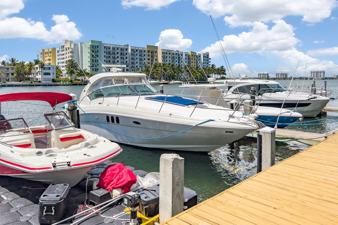 最近售出: $875,000 (3 贝兹, 3 浴室, 1358 平方英尺)