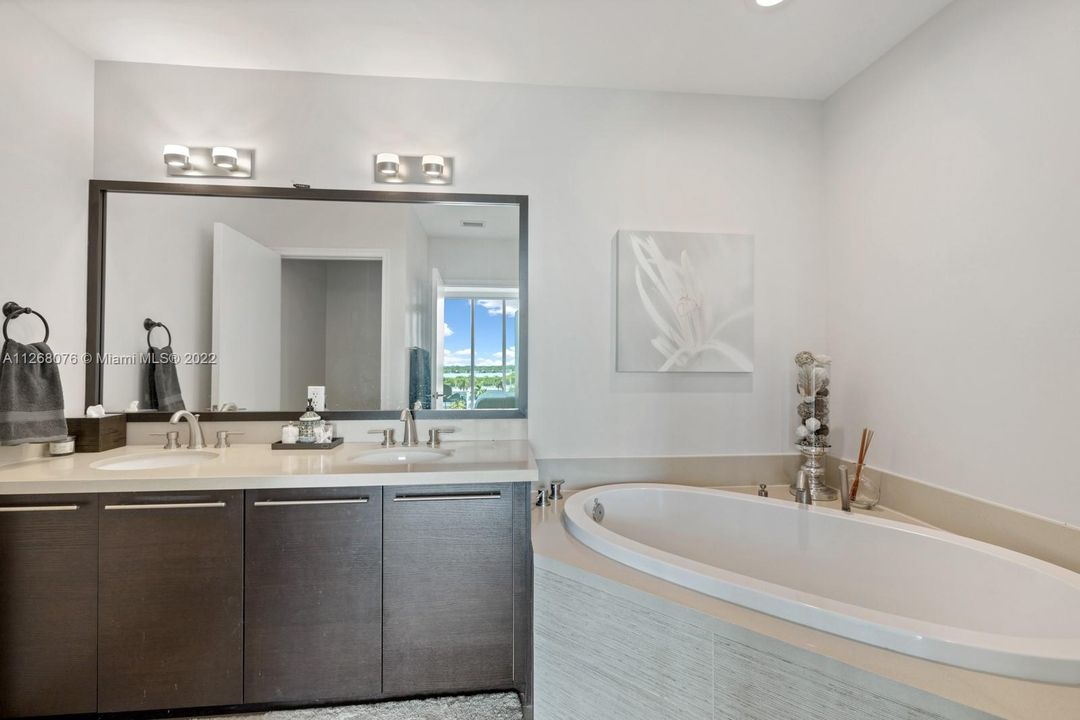 最近售出: $875,000 (3 贝兹, 3 浴室, 1358 平方英尺)