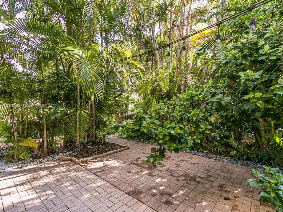 Recently Sold: $650,000 (3 beds, 2 baths, 1518 Square Feet)