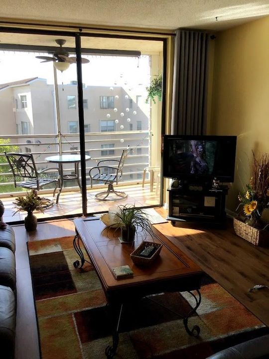 最近售出: $85,000 (1 贝兹, 1 浴室, 835 平方英尺)