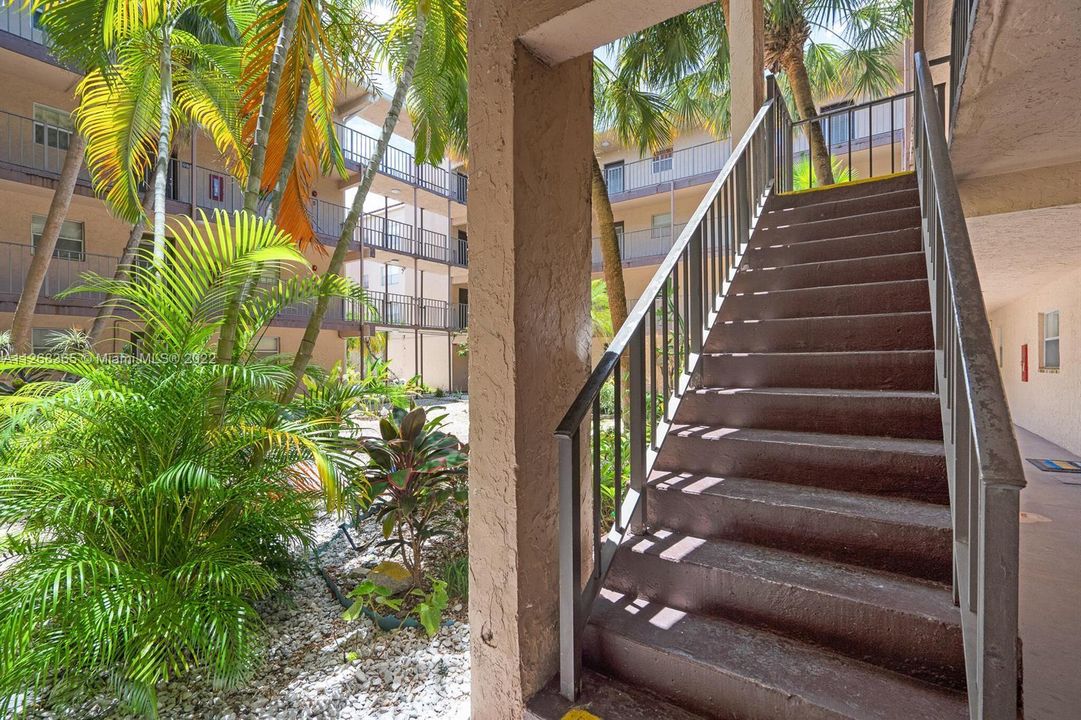 最近售出: $85,000 (1 贝兹, 1 浴室, 835 平方英尺)