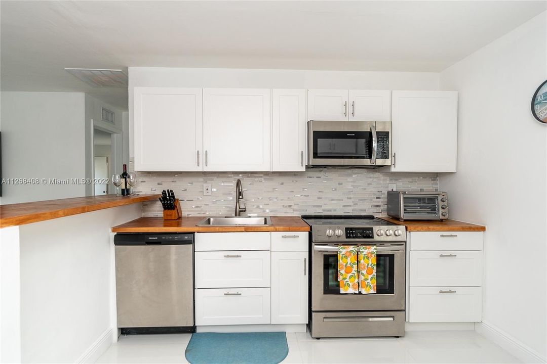 Recently Sold: $825,000 (0 beds, 0 baths, 1684 Square Feet)