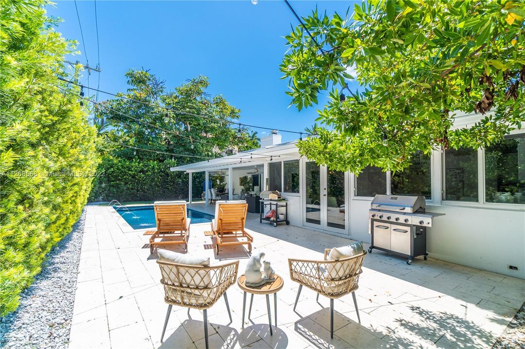 Recently Sold: $2,600,000 (4 beds, 3 baths, 2406 Square Feet)