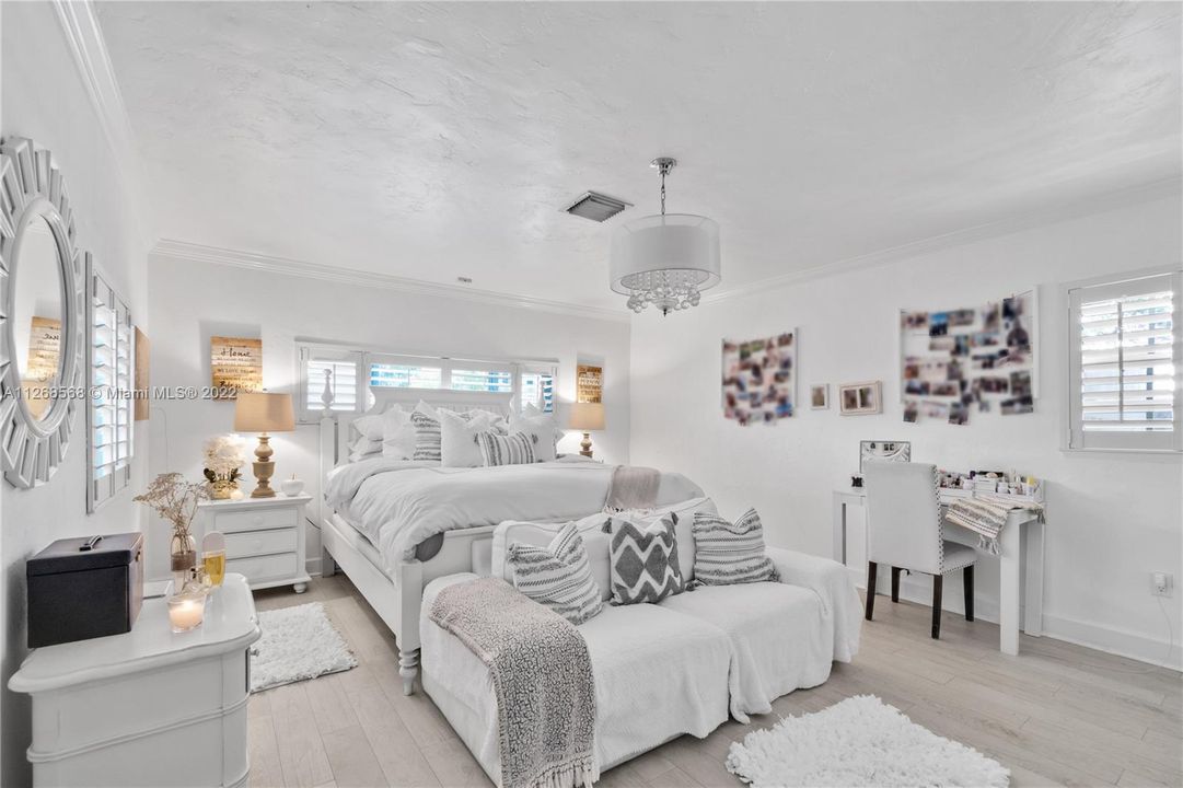 Recently Sold: $2,600,000 (4 beds, 3 baths, 2406 Square Feet)