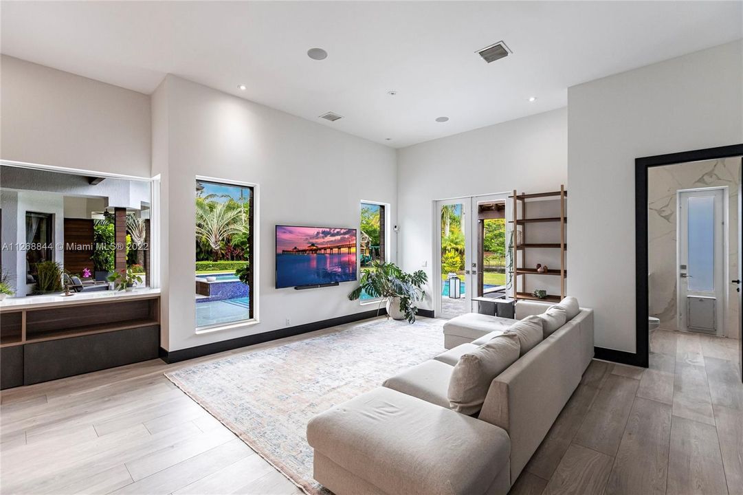 Recently Sold: $3,250,000 (5 beds, 5 baths, 4712 Square Feet)