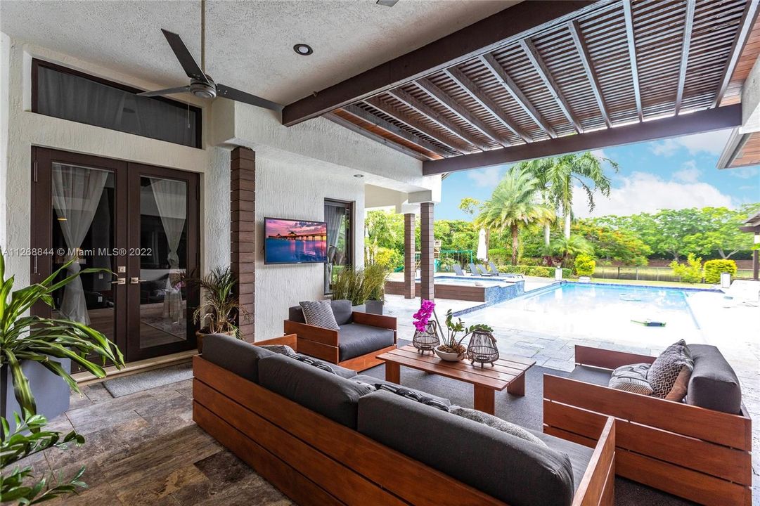 Recently Sold: $3,250,000 (5 beds, 5 baths, 4712 Square Feet)