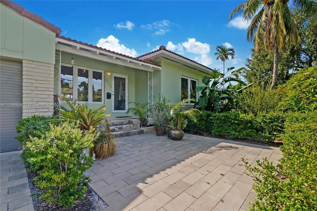 Recently Sold: $1,600,000 (2 beds, 2 baths, 1453 Square Feet)