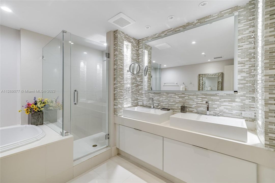 Recently Sold: $1,275,000 (2 beds, 2 baths, 1696 Square Feet)