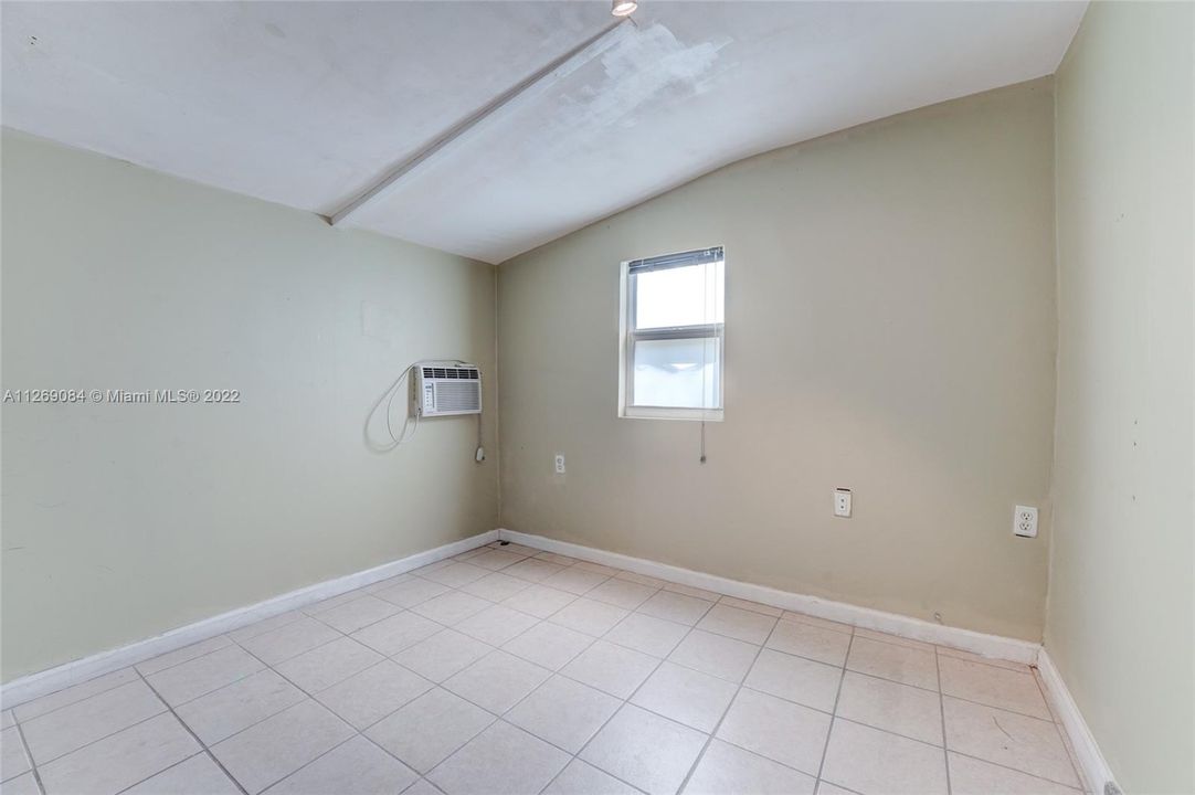 Recently Sold: $320,000 (2 beds, 1 baths, 996 Square Feet)