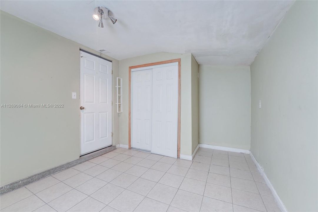 Recently Sold: $320,000 (2 beds, 1 baths, 996 Square Feet)
