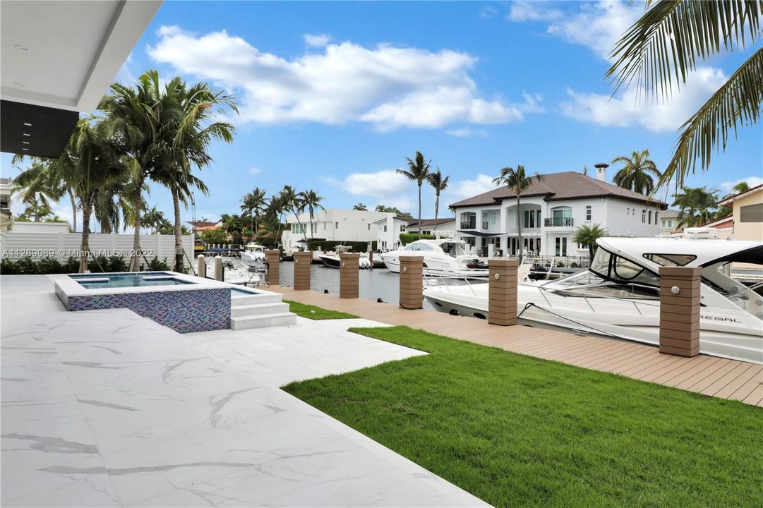 Recently Sold: $6,449,000 (6 beds, 6 baths, 5541 Square Feet)