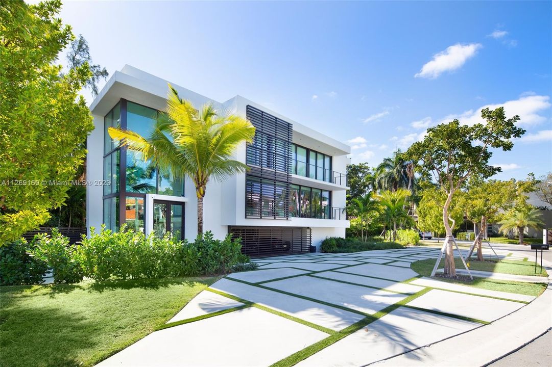Recently Sold: $8,450,000 (5 beds, 6 baths, 5642 Square Feet)