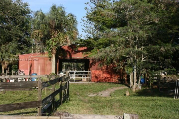 MOONRISE STABLES WITH 5 STALLS AND WORK ROOM