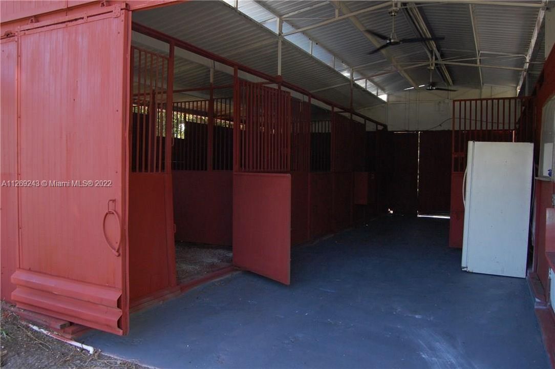 Well maintained FIVE 12'x12' BOX stalls
