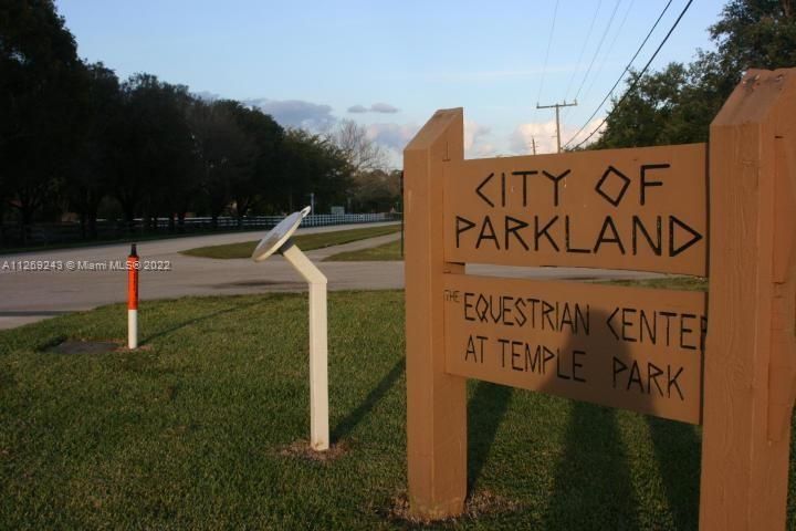 CLOSE TO PARKLAND'S EQUESTRIAN CENTER, ONLY 30 MINUTES DRIVE TO WELLINGTON'S SHOW AREA