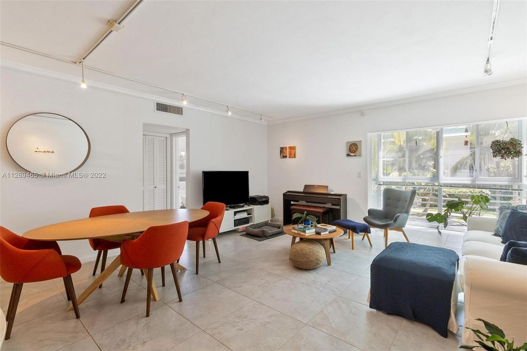 Recently Sold: $688,000 (2 beds, 2 baths, 1015 Square Feet)