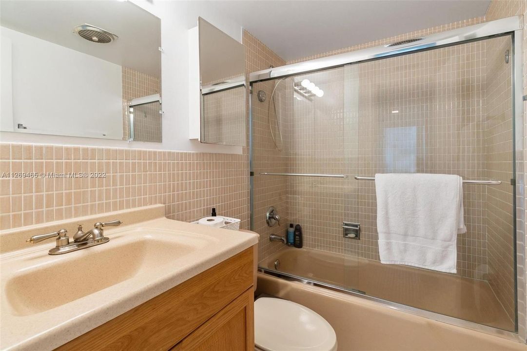 最近售出: $688,000 (2 贝兹, 2 浴室, 1015 平方英尺)
