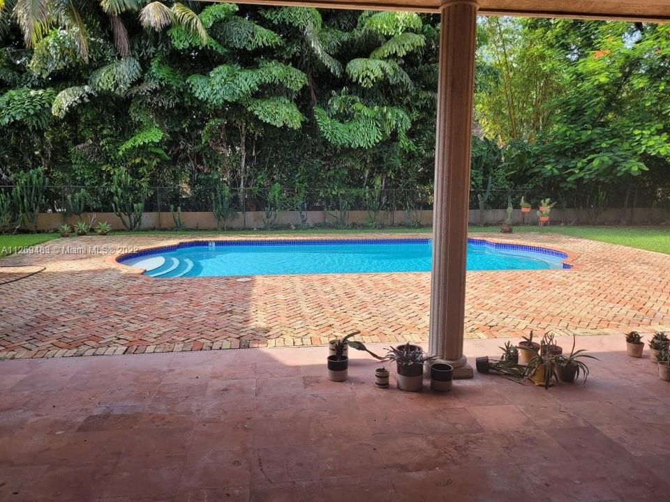 Vendido Recientemente: $2,299,000 (4 camas, 5 baños, 4050 Pies cuadrados)