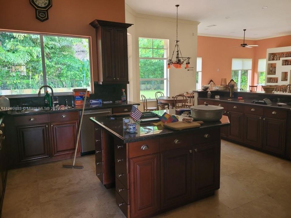 Vendido Recientemente: $2,299,000 (4 camas, 5 baños, 4050 Pies cuadrados)