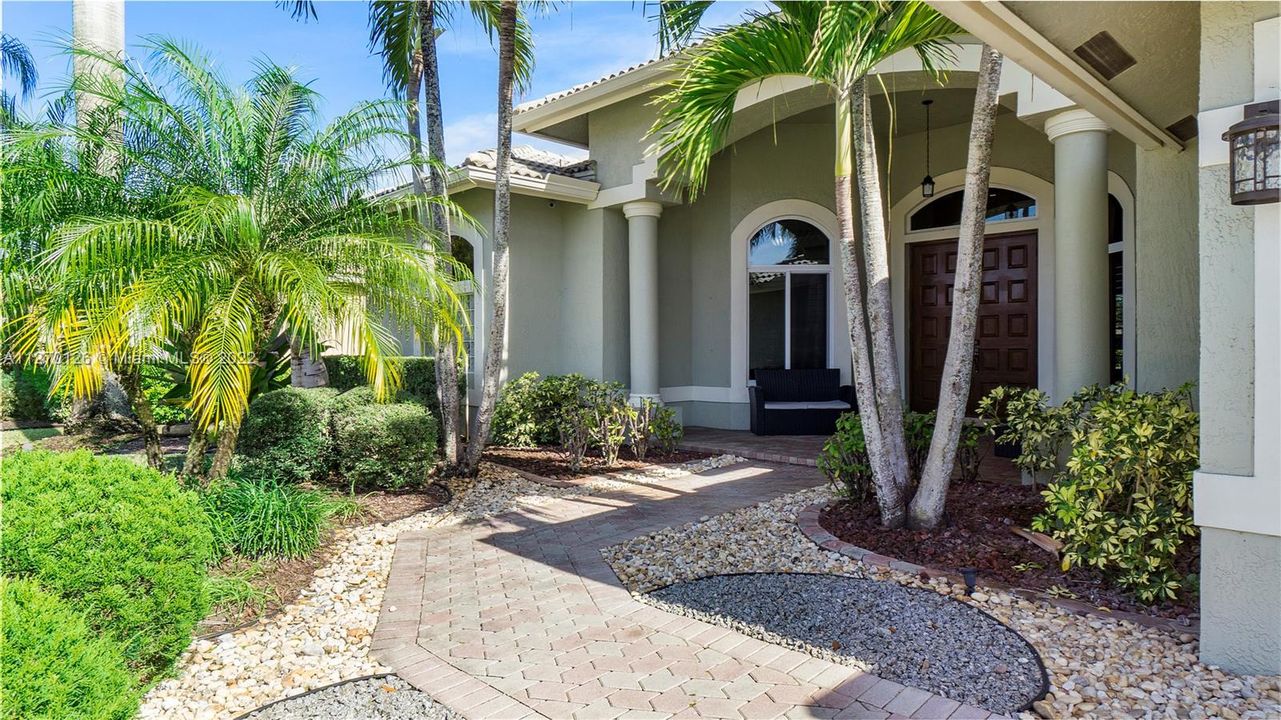 Recently Sold: $999,000 (5 beds, 3 baths, 2639 Square Feet)