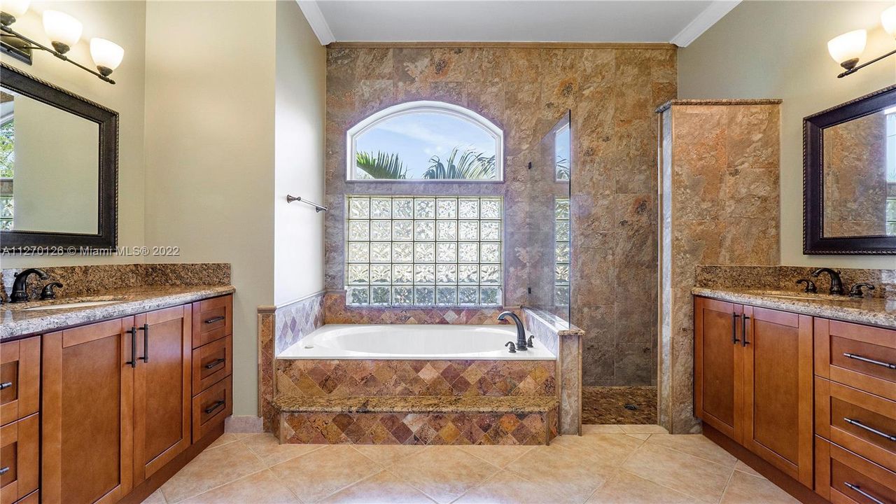 Недавно продано: $999,000 (5 спален, 3 ванн, 2639 Квадратных фут)