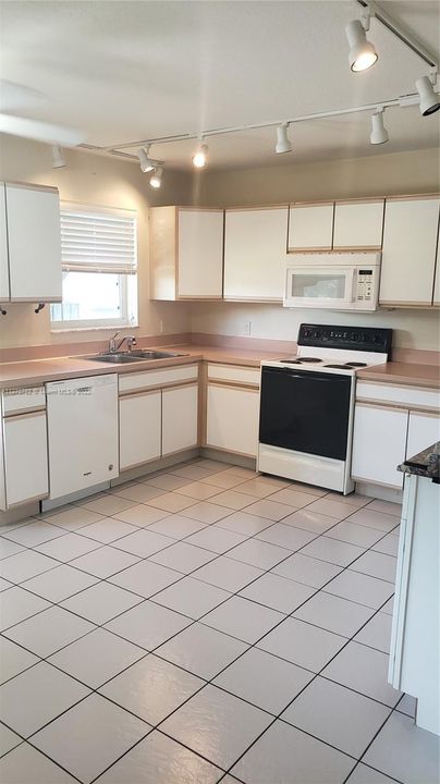 Recently Rented: $2,750 (3 beds, 2 baths, 1187 Square Feet)