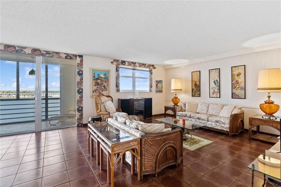 Vendido Recientemente: $309,000 (3 camas, 2 baños, 1817 Pies cuadrados)