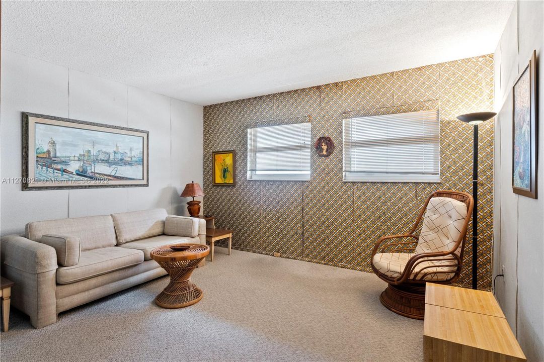 Vendido Recientemente: $309,000 (3 camas, 2 baños, 1817 Pies cuadrados)