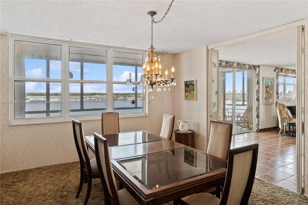 Vendido Recientemente: $309,000 (3 camas, 2 baños, 1817 Pies cuadrados)