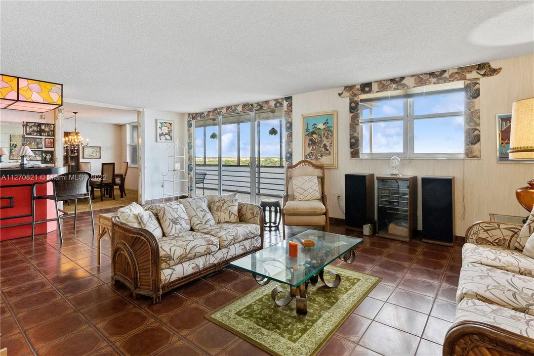 Vendido Recientemente: $309,000 (3 camas, 2 baños, 1817 Pies cuadrados)