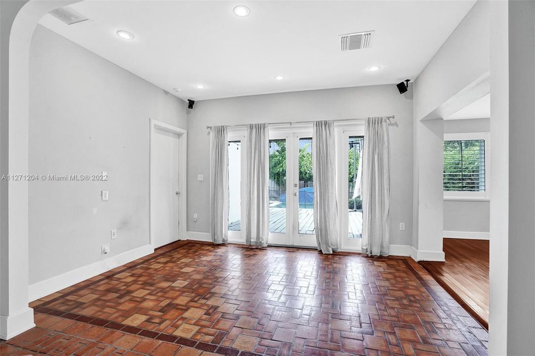 Recently Sold: $1,890,000 (3 beds, 2 baths, 1873 Square Feet)