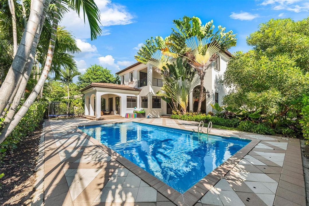 Recently Sold: $4,800,000 (5 beds, 4 baths, 4172 Square Feet)