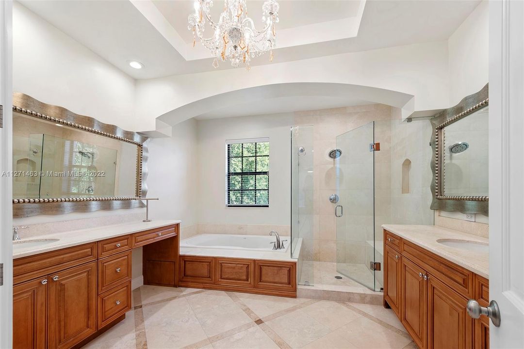 最近售出: $4,800,000 (5 贝兹, 4 浴室, 4172 平方英尺)