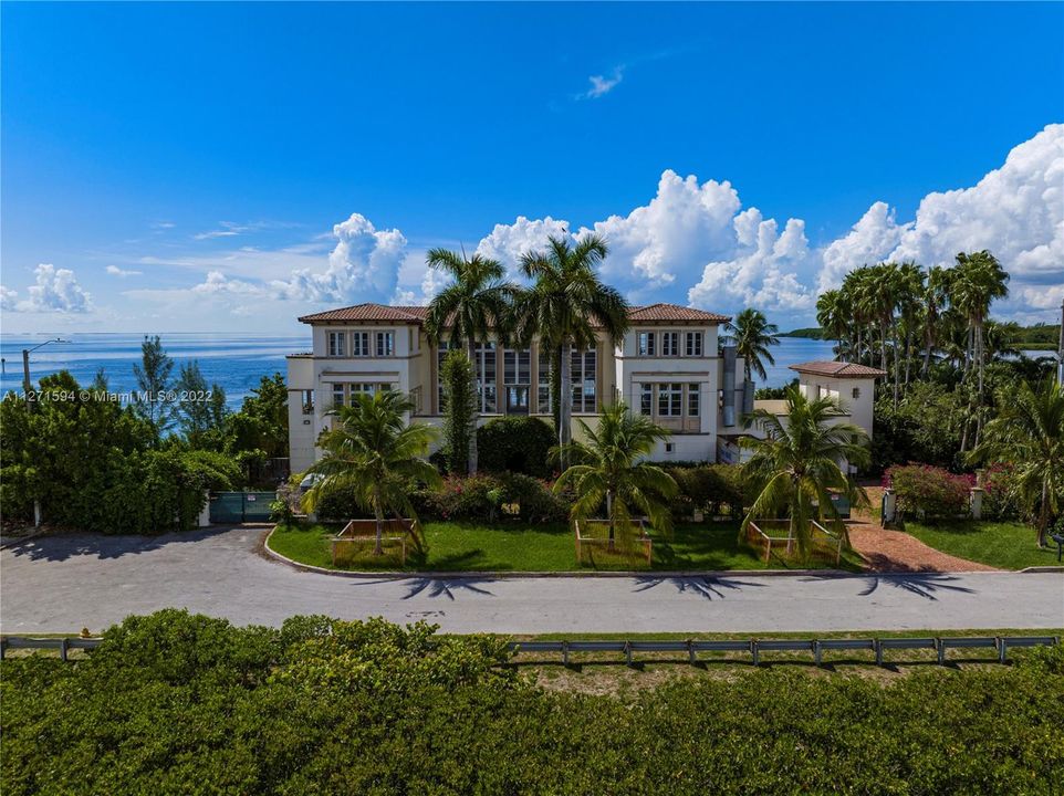 Recently Sold: $12,900,000 (5 beds, 5 baths, 9287 Square Feet)