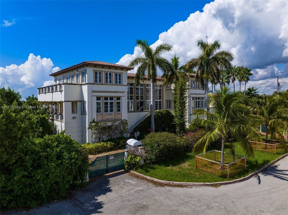Recently Sold: $12,900,000 (5 beds, 5 baths, 9287 Square Feet)