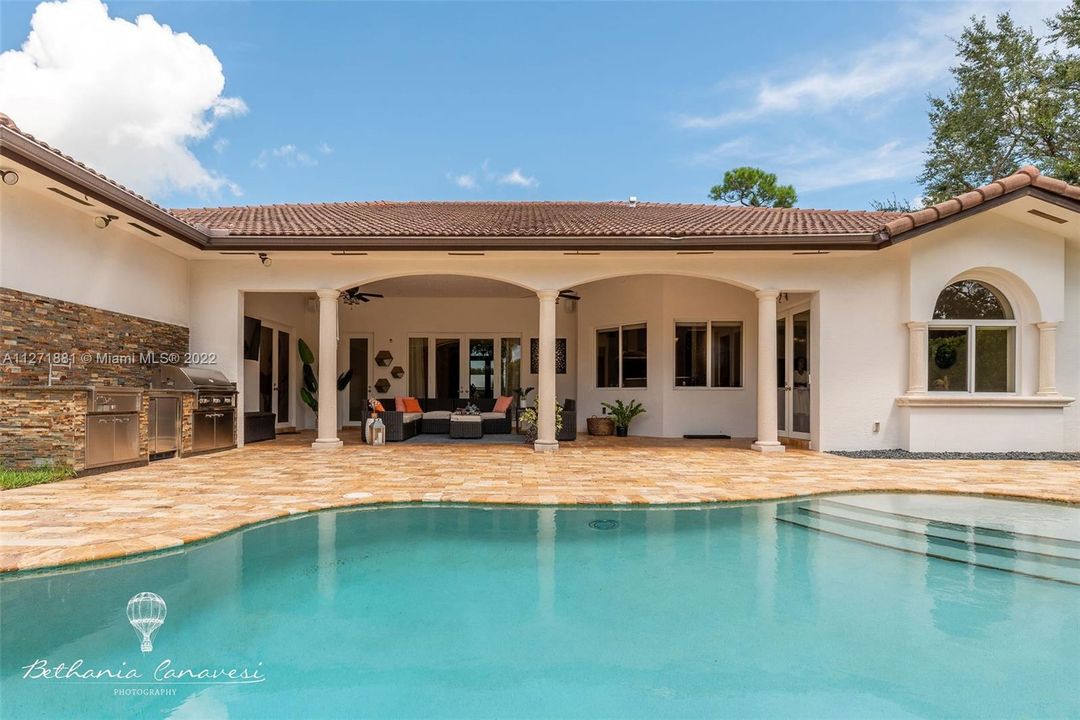 Recently Sold: $1,700,000 (5 beds, 4 baths, 3225 Square Feet)