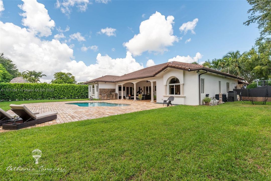 Recently Sold: $1,700,000 (5 beds, 4 baths, 3225 Square Feet)