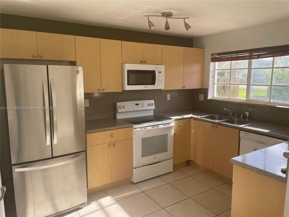 Vendido Recientemente: $330,000 (3 camas, 2 baños, 1676 Pies cuadrados)