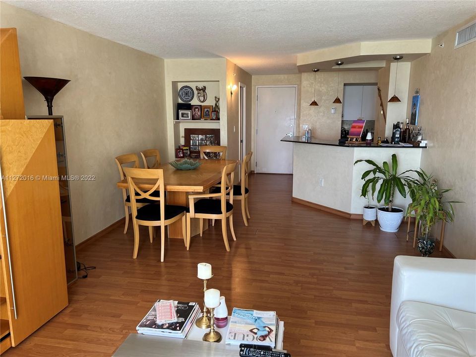 Recently Sold: $595,000 (1 beds, 1 baths, 943 Square Feet)