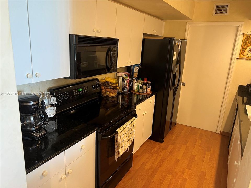 Recently Sold: $595,000 (1 beds, 1 baths, 943 Square Feet)
