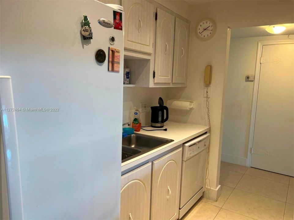 For Sale: $700,000 (1 beds, 1 baths, 895 Square Feet)