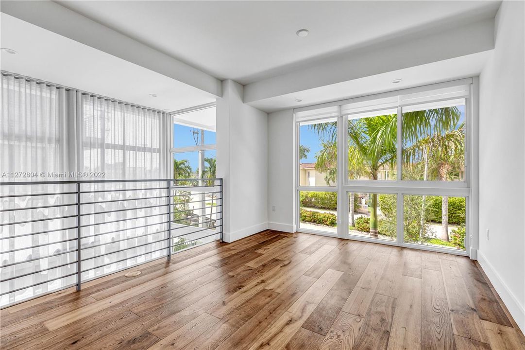 Recently Sold: $1,400,000 (3 beds, 3 baths, 2454 Square Feet)