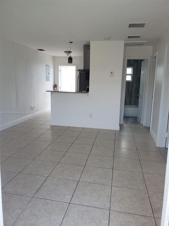 Recently Rented: $1,700 (2 beds, 1 baths, 1290 Square Feet)