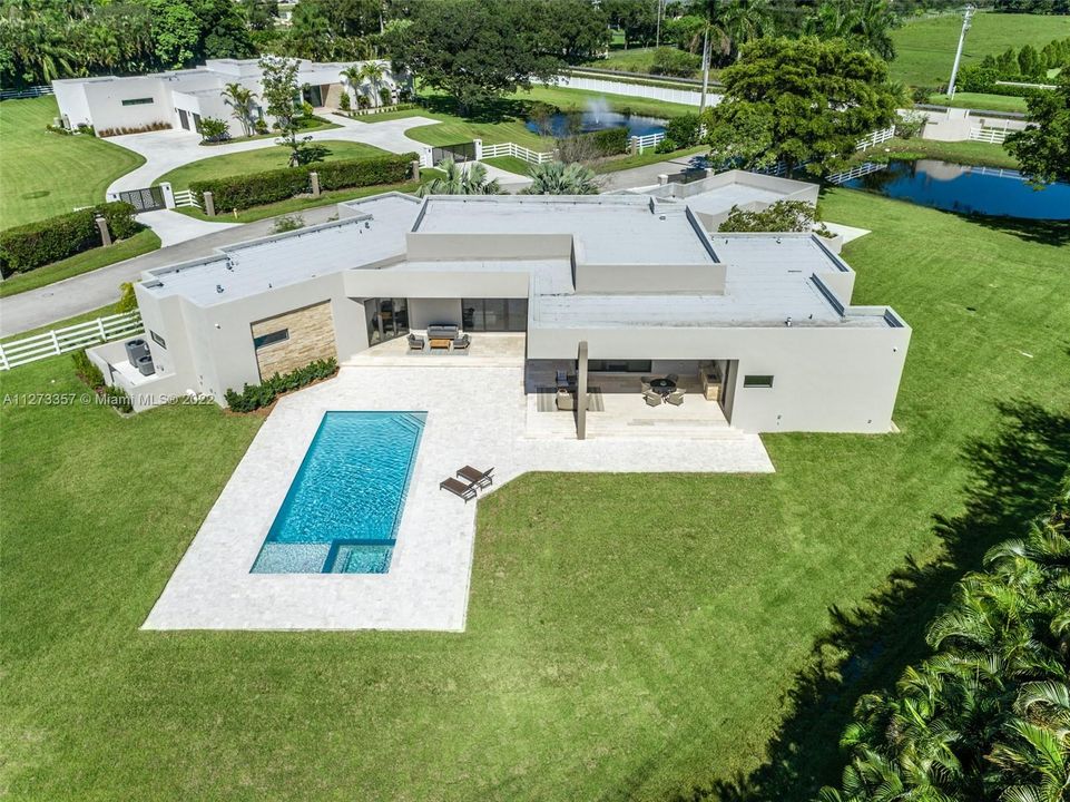 Vendido Recientemente: $3,750,000 (4 camas, 4 baños, 4200 Pies cuadrados)