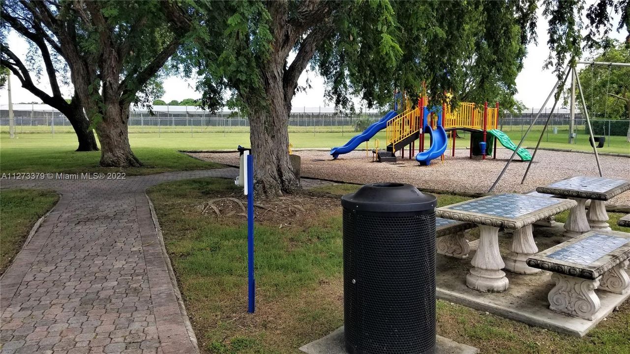 最近售出: $219,000 (3 贝兹, 2 浴室, 1170 平方英尺)