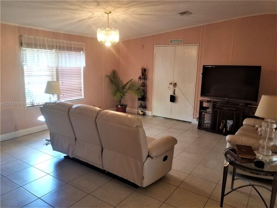 最近售出: $219,000 (3 贝兹, 2 浴室, 1170 平方英尺)