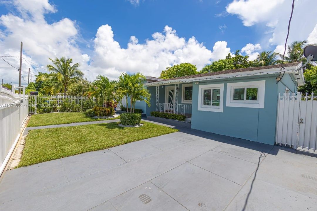 Recently Sold: $550,000 (4 beds, 3 baths, 1299 Square Feet)