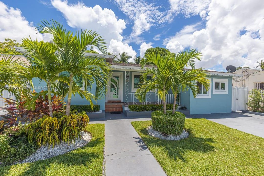 Recently Sold: $550,000 (4 beds, 3 baths, 1299 Square Feet)