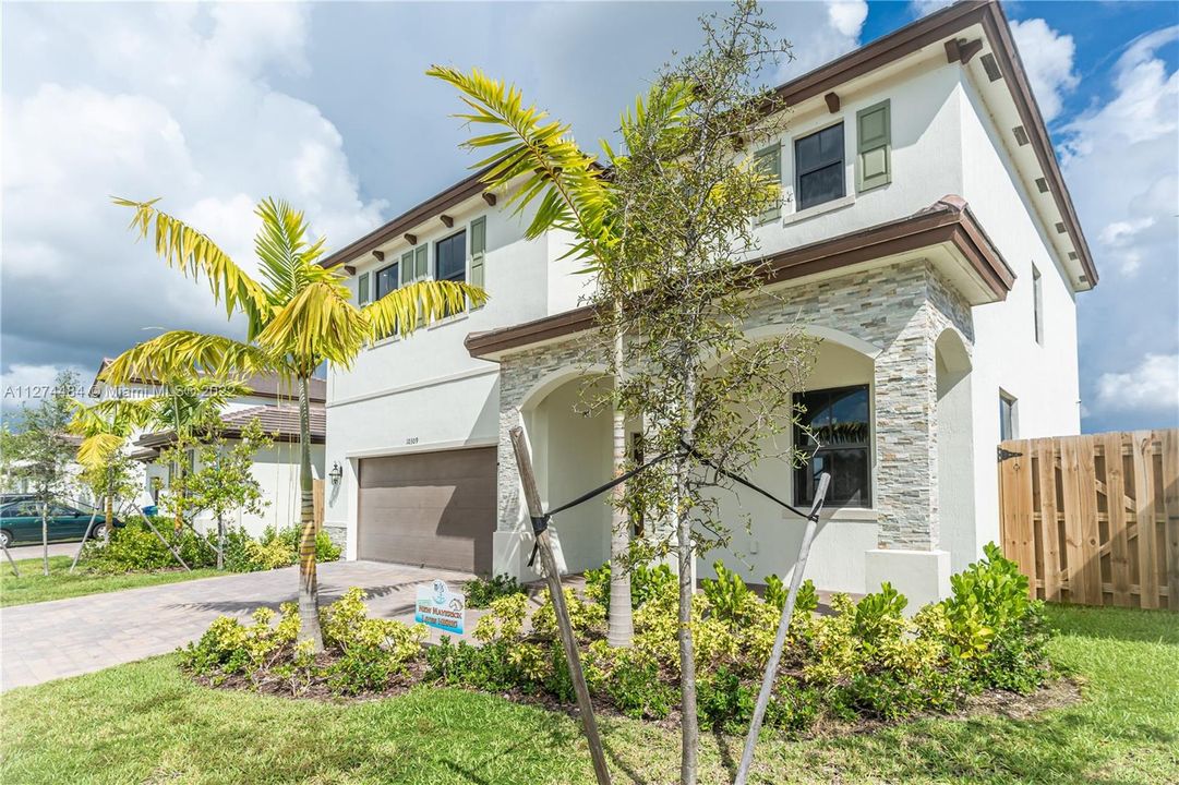 Recently Sold: $685,000 (4 beds, 2 baths, 2870 Square Feet)