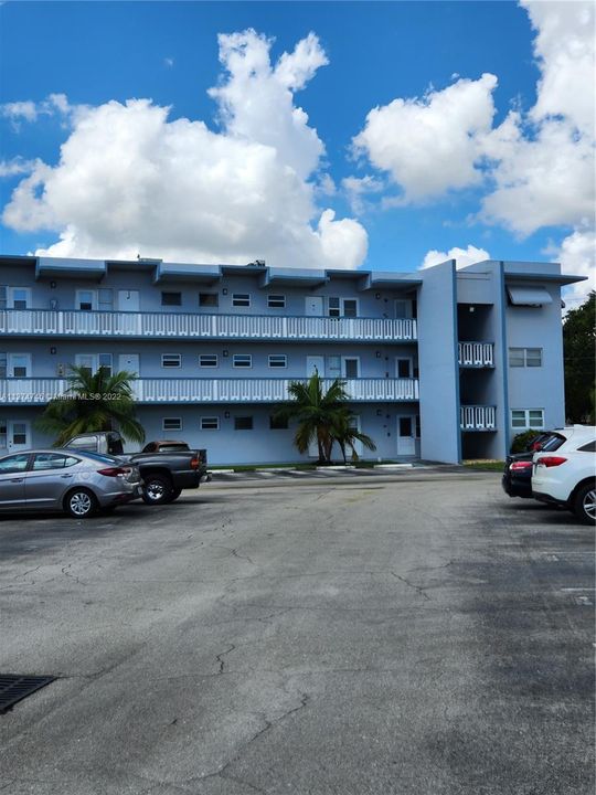 Recently Sold: $125,000 (1 beds, 1 baths, 727 Square Feet)